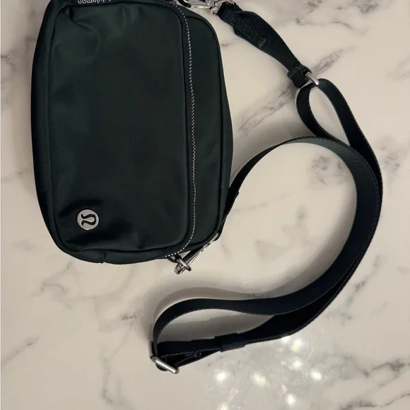 Lululemon Everywhere Crossbody Bag 2L, metal hardware, Legacy Green/Silver - Picture 7 of 8